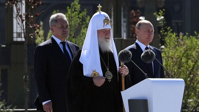 Президент РФ Владимир Путин, патриарх Московский и всея Руси Кирилл и министр обороны РФ Сергей Шойгу во время посещения главного храма Вооружённых Сил