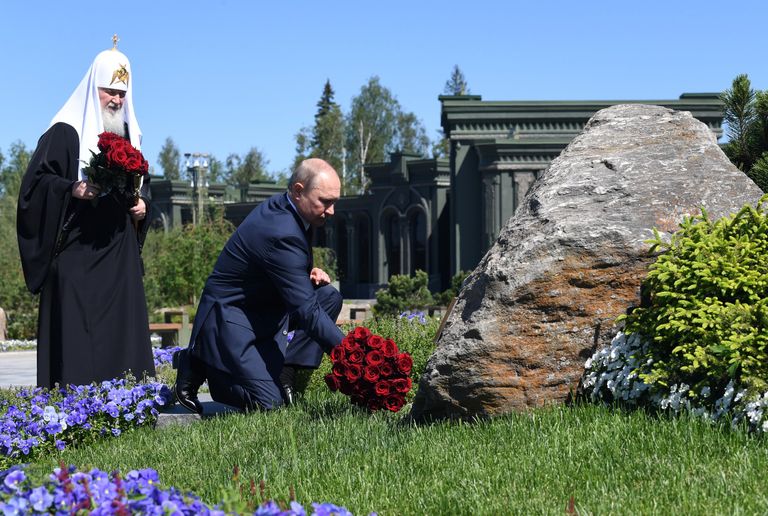 Президент РФ Владимир Путин и патриарх Московский и всея Руси Кирилл во время церемонии возложения цветов к скульптурной композиции Матерям победителей в ходе посещения главного храма Вооружённых Сил Президент РФ Владимир Путин и патриарх Московский и всея Руси Кирилл во время церемонии возложения цветов к скульптурной композиции Матерям победителей в ходе посещения главного храма Вооружённых Сил