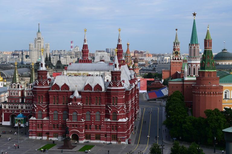 Вид на Исторический музей и Кремль с крыши отеля The Ritz-Carlton в Москве