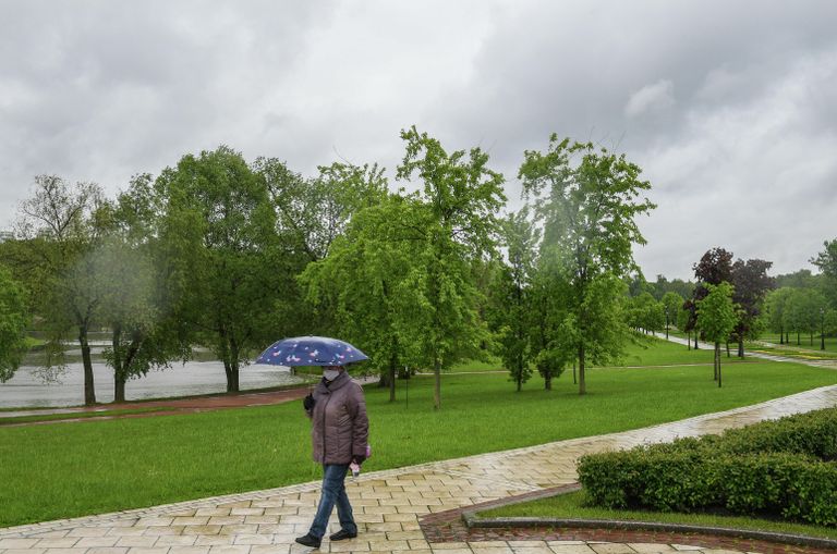 Житель Москвы гуляет в парке Царицыно