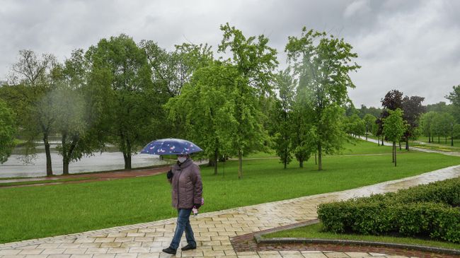 Житель Москвы гуляет в парке Царицыно Житель Москвы гуляет в парке Царицыно