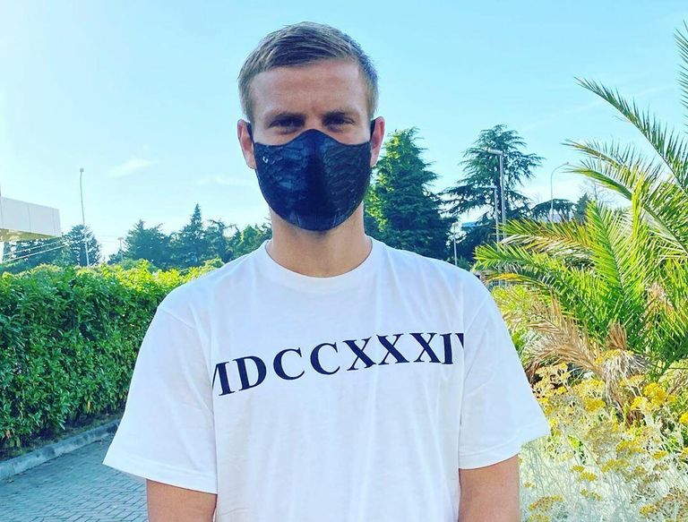 Александр Кокорин в защитной маске из крокодиловой кожи