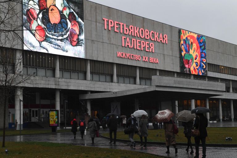 Посетители у входа в Государственную Третьяковскую галерею на Крымском валу