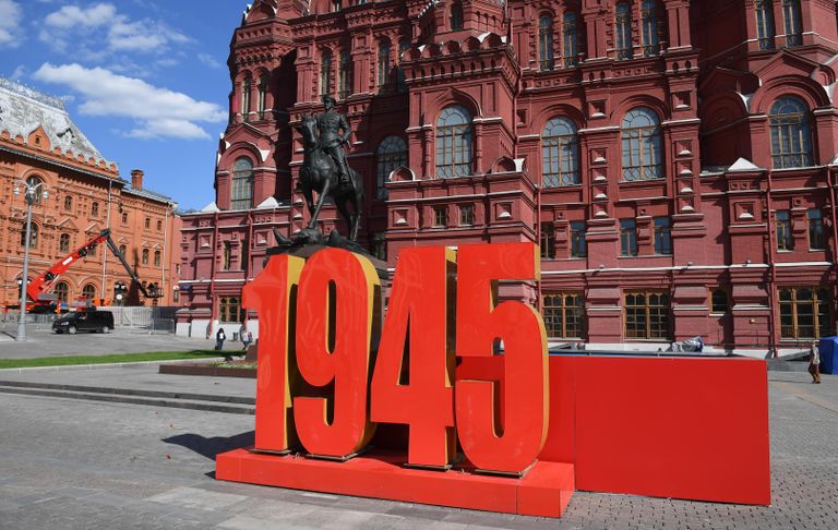 Украшение к параду Победы перед памятником маршалу Георгию Жукову у Исторического музея в Москве Украшение к параду Победы перед памятником маршалу Георгию Жукову у Исторического музея в Москве