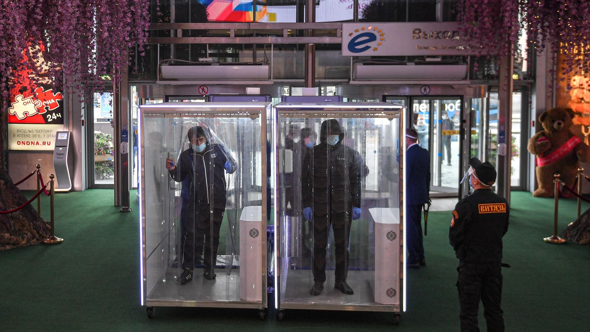 Посетители проходят через кабины дезинфекции при входе в торговый центр Европейский Посетители проходят через кабины дезинфекции при входе в торговый центр Европейский - РИА Новости, 1920, 16.12.2020