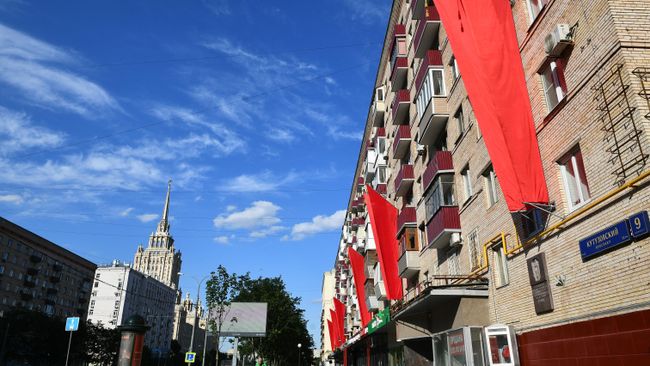 Флаги на стене жилого дома на Кутузовском проспекте в Москве
