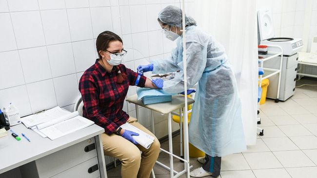 Девушка сдает тест на наличие антител к вирусу SARS-CoV-2 Девушка сдает тест на наличие антител к вирусу SARS-CoV-2