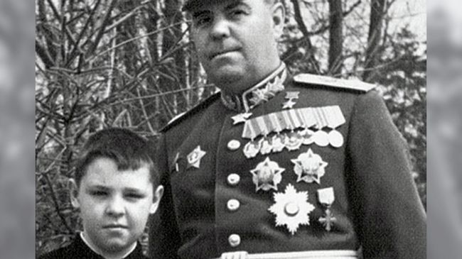 Александр Василевский с сыном Игорем перед Парадом Победы 24 июня 1945 Александр Василевский с сыном Игорем перед Парадом Победы 24 июня 1945