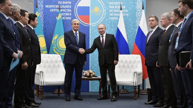Президент РФ Владимир Путин и президент Казахстана Касым-Жомарт Токаев во время встречи на форуме межрегионального сотрудничества России и Казахстана в Омске Президент РФ Владимир Путин и президент Казахстана Касым-Жомарт Токаев во время встречи на форуме межрегионального сотрудничества России и Казахстана в Омске
