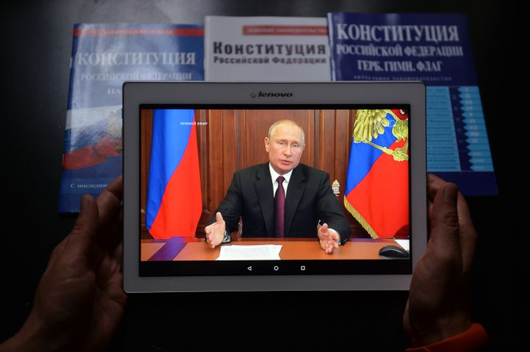 Планшет с трансляцией телеобращения президента РФ Владимира Путина к гражданам России Планшет с трансляцией телеобращения президента РФ Владимира Путина к гражданам России