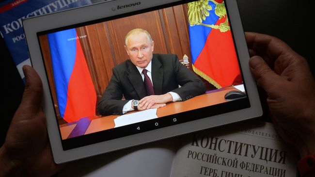 Планшет с трансляцией телеобращения президента РФ Владимира Путина к гражданам России Планшет с трансляцией телеобращения президента РФ Владимира Путина к гражданам России