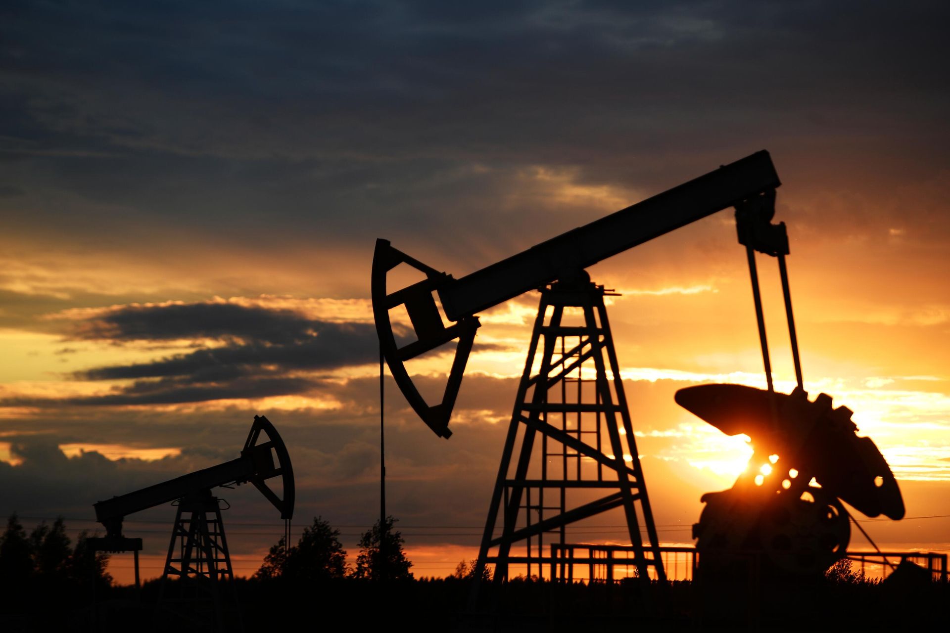 Работа нефтяных станков-качалок Работа нефтяных станков-качалок - РИА Новости, 1920, 30.03.2021
