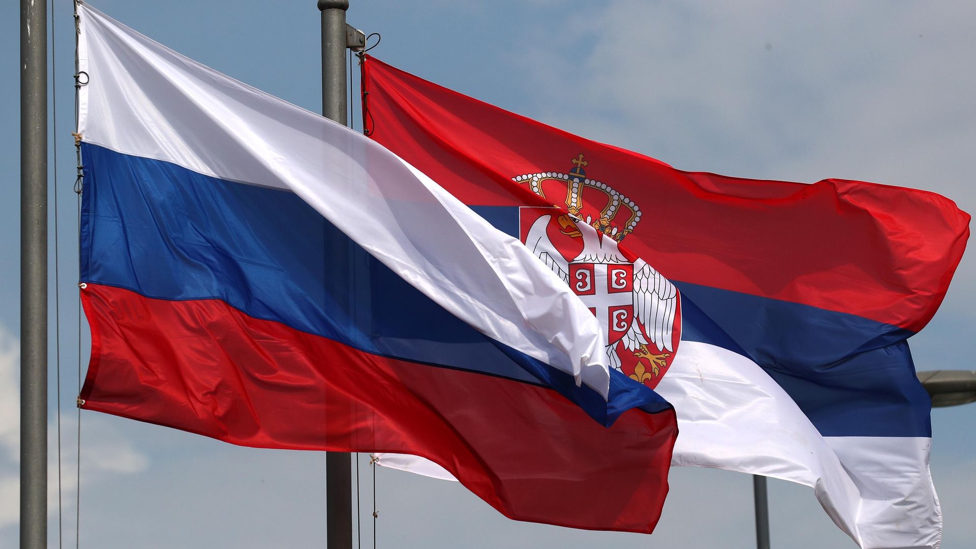 Государственные флаги РФ и Сербии в Белграде - РИА Новости, 1920, 19.10.2024