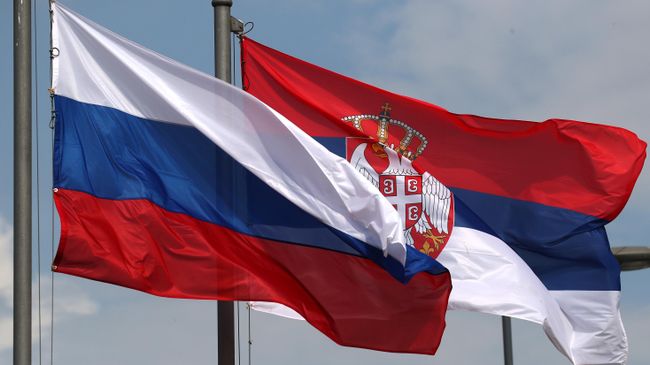Государственные флаги России и Сербии в Белграде Государственные флаги России и Сербии в Белграде