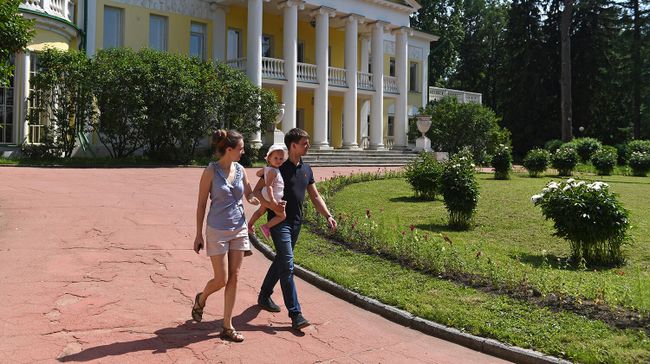 Посетители на территории музея-заповедника Горки Ленинские в Московской области Посетители на территории музея-заповедника Горки Ленинские в Московской области
