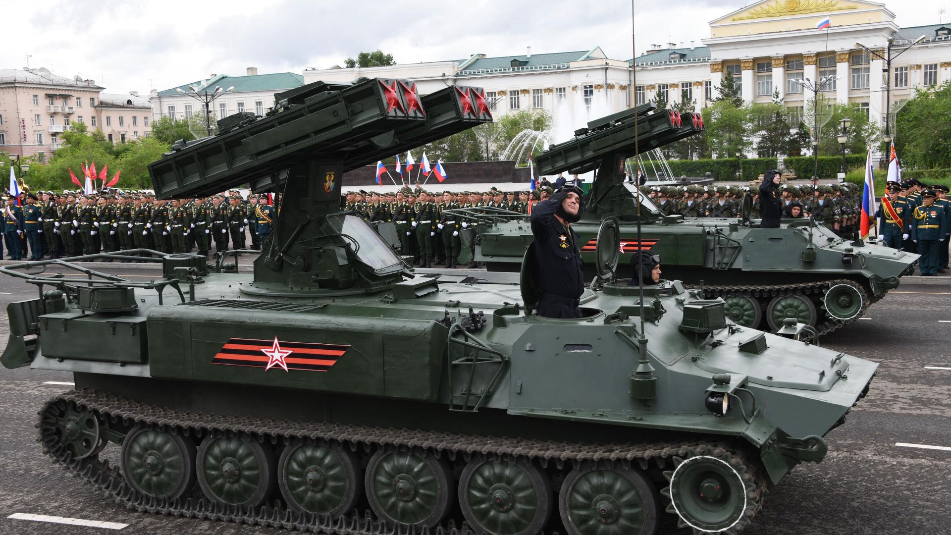 Военная техника во время военного парада в честь 75-летия Победы Военная техника во время военного парада в честь 75-летия Победы - РИА Новости, 1920, 06.01.2026