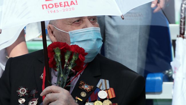 Ветеран Великой Отечественной войны на трибуне во время военного парада в честь 75-летия Победы