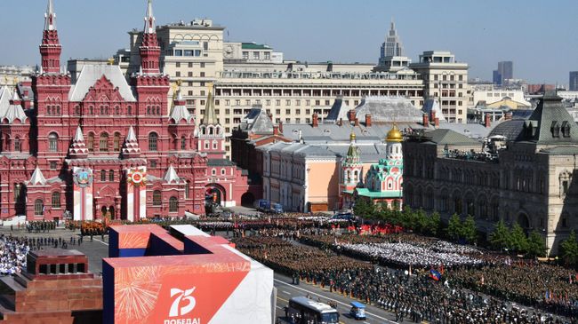 Военнослужащие парадных расчетов перед началом военного парада в ознаменование 75-летия Победы в Великой Отечественной войне 1941-1945 годов на Красной площади в Москве Военнослужащие парадных расчетов перед началом военного парада в ознаменование 75-летия Победы в Великой Отечественной войне 1941-1945 годов на Красной площади в Москве