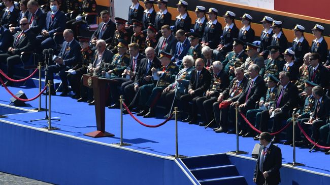 Президент РФ - верховный главнокомандующий вооруженными силами РФ Владимир Путин перед началом военного парада в ознаменование 75-летия Победы в Великой Отечественной войне 1941-1945 годов на Красной площади в Москве Президент РФ - верховный главнокомандующий вооруженными силами РФ Владимир Путин перед началом военного парада в ознаменование 75-летия Победы в Великой Отечественной войне 1941-1945 годов на Красной площади в Москве