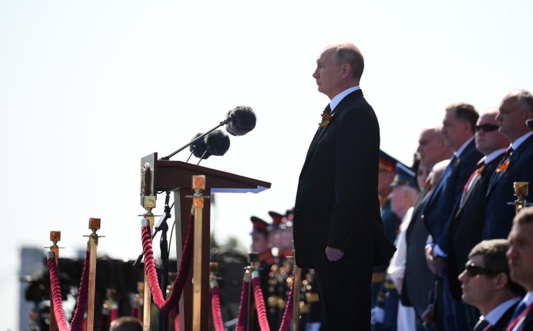 Президент РФ - верховный главнокомандующий вооруженными силами РФ Владимир Путин во время военного парада в ознаменование 75-летия Победы в Великой Отечественной войне 1941-1945 годов на Красной площади в Москве Президент РФ - верховный главнокомандующий вооруженными силами РФ Владимир Путин во время военного парада в ознаменование 75-летия Победы в Великой Отечественной войне 1941-1945 годов на Красной площади в Москве