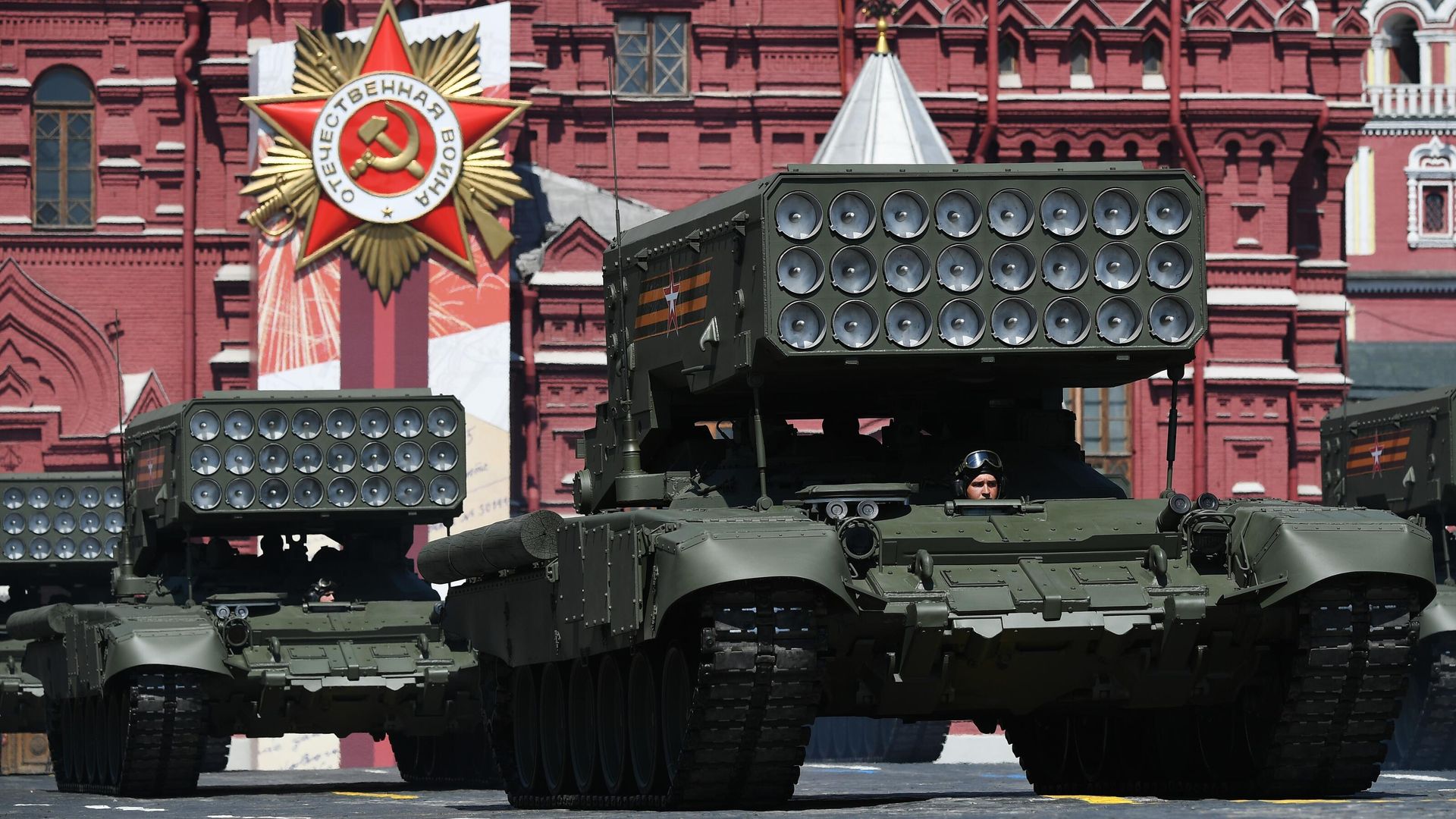 Тяжелые огнемётные системы (ТОС) залпового огня ТОС-1А Солнцепек во время военного парада в ознаменование 75-летия Победы в Великой Отечественной войне 1941-1945 годов на Красной площади в Москве Тяжелые огнемётные системы (ТОС) залпового огня ТОС-1А Солнцепек во время военного парада в ознаменование 75-летия Победы в Великой Отечественной войне 1941-1945 годов на Красной площади в Москве - РИА Новости, 1920, 18.08.2021