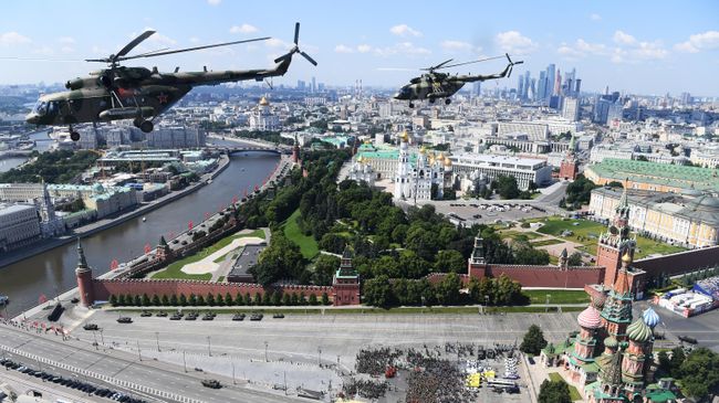 Многоцелевые вертолеты Ми-8 во время воздушной части военного парада в ознаменование 75-летия Победы в Великой Отечественной войне 1941-1945 годов в Москве Многоцелевые вертолеты Ми-8 во время воздушной части военного парада в ознаменование 75-летия Победы в Великой Отечественной войне 1941-1945 годов в Москве