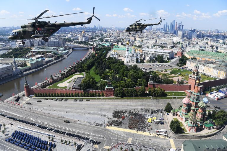 Многоцелевые вертолеты Ми-8 во время воздушной части военного парада в ознаменование 75-летия Победы в Великой Отечественной войне 1941-1945 годов в Москве Многоцелевые вертолеты Ми-8 во время воздушной части военного парада в ознаменование 75-летия Победы в Великой Отечественной войне 1941-1945 годов в Москве