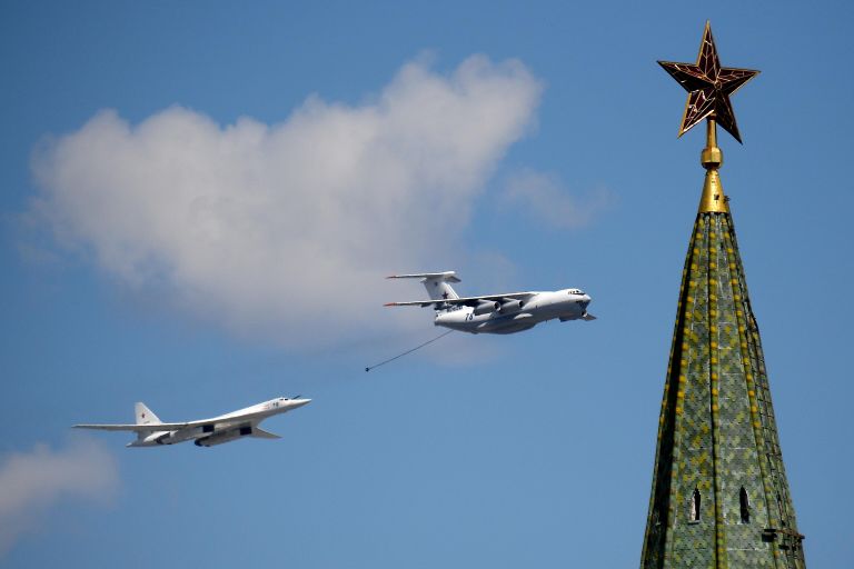 Самолет-заправщик Ил-78 и стратегический бомбардировщик-ракетоносец Ту-160 во время воздушной части военного парада в ознаменование 75-летия Победы в Великой Отечественной войне 1941-1945 годов в Москве Самолет-заправщик Ил-78 и стратегический бомбардировщик-ракетоносец Ту-160 во время воздушной части военного парада в ознаменование 75-летия Победы в Великой Отечественной войне 1941-1945 годов в Москве