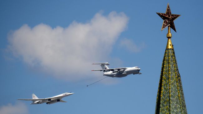 Самолет-заправщик Ил-78 и стратегический бомбардировщик-ракетоносец Ту-160 во время воздушной части военного парада в ознаменование 75-летия Победы в Великой Отечественной войне 1941-1945 годов в Москве Самолет-заправщик Ил-78 и стратегический бомбардировщик-ракетоносец Ту-160 во время воздушной части военного парада в ознаменование 75-летия Победы в Великой Отечественной войне 1941-1945 годов в Москве
