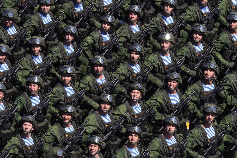 Военнослужащие парадных расчетов во время военного парада в ознаменование 75-летия Победы в Великой Отечественной войне 1941-1945 годов на Красной площади в Москве Военнослужащие парадных расчетов во время военного парада в ознаменование 75-летия Победы в Великой Отечественной войне 1941-1945 годов на Красной площади в Москве