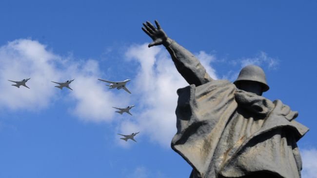 Дальние сверхзвуковые бомбардировщики-ракетоносцы Ту-22М3 и стратегический бомбардировщик-ракетоносец Ту-160 во время воздушной части военного парада в ознаменование 75-летия Победы в Великой Отечественной войне 1941-1945 годов в Москве Дальние сверхзвуковые бомбардировщики-ракетоносцы Ту-22М3 и стратегический бомбардировщик-ракетоносец Ту-160 во время воздушной части военного парада в ознаменование 75-летия Победы в Великой Отечественной войне 1941-1945 годов в Москве