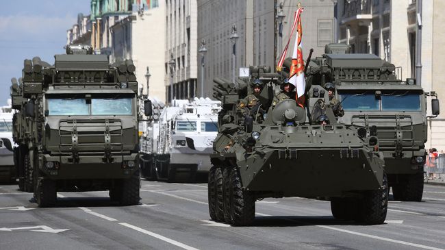 Зенитные ракетно-пушечные комплексы Панцирь-С (на втором плане) и зенитные ракетно-пушечные комплексы Панцирь-СА (на дальнем плане) во время военного парада в ознаменование 75-летия Победы в Великой Отечественной войне 1941-1945 годов на Красной площади в Москве Зенитные ракетно-пушечные комплексы Панцирь-С (на втором плане) и зенитные ракетно-пушечные комплексы Панцирь-СА (на дальнем плане) во время военного парада в ознаменование 75-летия Победы в Великой Отечественной войне 1941-1945 годов на Красной площади в Москве