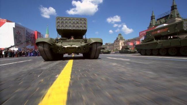 ТОС-2 и Панцирь-СМ впервые прошли по Красной площади ТОС-2 и Панцирь-СМ впервые прошли по Красной площади