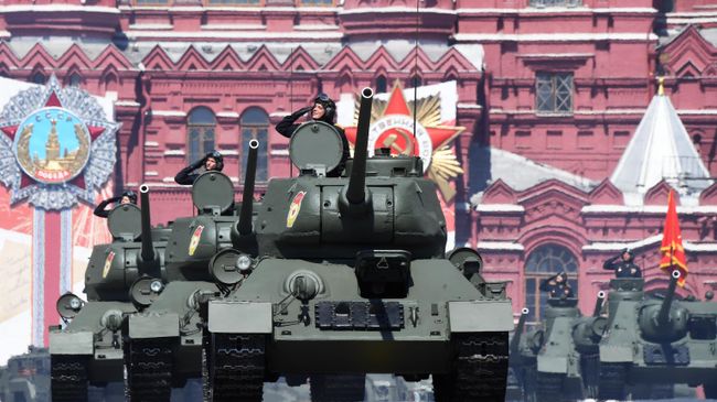 Танк Т-34-85 во время военного парада в ознаменование 75-летия Победы в Великой Отечественной войне 1941-1945 годов на Красной площади в Москве Танк Т-34-85 во время военного парада в ознаменование 75-летия Победы в Великой Отечественной войне 1941-1945 годов на Красной площади в Москве