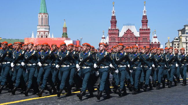 Военнослужащие парадных расчетов во время военного парада в ознаменование 75-летия Победы в Великой Отечественной войне 1941-1945 годов на Красной площади в Москве
