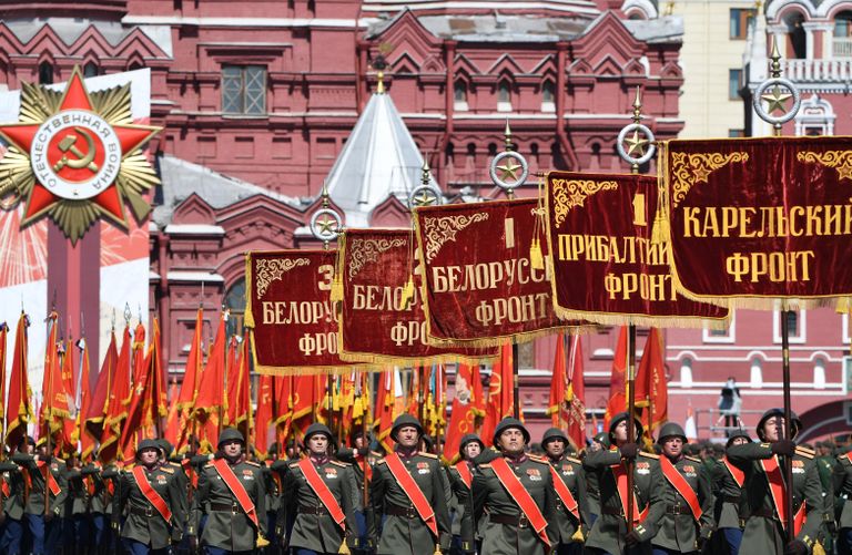 Группа со штандартами фронтов (Военная академия Ракетных войск стратегического назначения) во время военного парада в ознаменование 75-летия Победы в Великой Отечественной войне 1941-1945 годов на Красной площади в Москве
