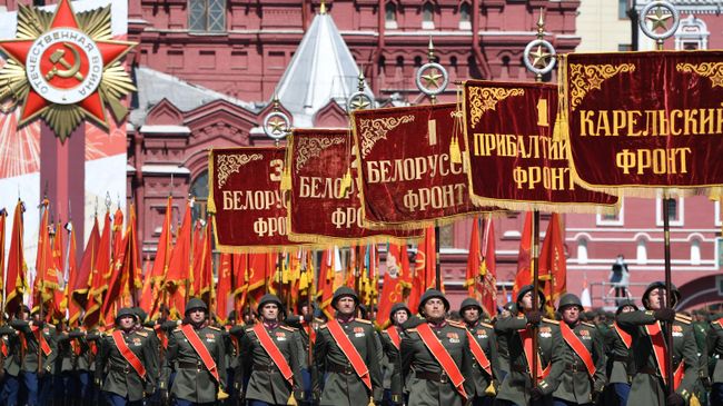 Группа со штандартами фронтов (Военная академия Ракетных войск стратегического назначения) во время военного парада в ознаменование 75-летия Победы в Великой Отечественной войне 1941-1945 годов на Красной площади в Москве Группа со штандартами фронтов (Военная академия Ракетных войск стратегического назначения) во время военного парада в ознаменование 75-летия Победы в Великой Отечественной войне 1941-1945 годов на Красной площади в Москве