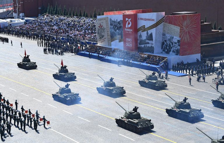 Танки Т-34-85 во время военного парада в ознаменование 75-летия Победы в Великой Отечественной войне 1941-1945 годов на Красной площади в Москве