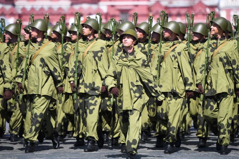 Военнослужащие парадных расчетов во время военного парада в ознаменование 75-летия Победы в Великой Отечественной войне 1941-1945 годов на Красной площади в Москве