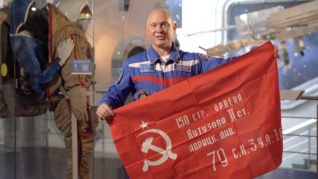 Космонавт Артемьев передал Музею космонавтики копию Знамени Победы, побывавшую на орбите Космонавт Артемьев передал Музею космонавтики копию Знамени Победы, побывавшую на орбите