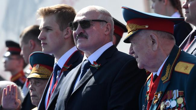 Президент Белоруссии Александр Лукашенко с сыном Николаем во время военного парада в ознаменование 75-летия Победы в Великой Отечественной войне Президент Белоруссии Александр Лукашенко с сыном Николаем во время военного парада в ознаменование 75-летия Победы в Великой Отечественной войне