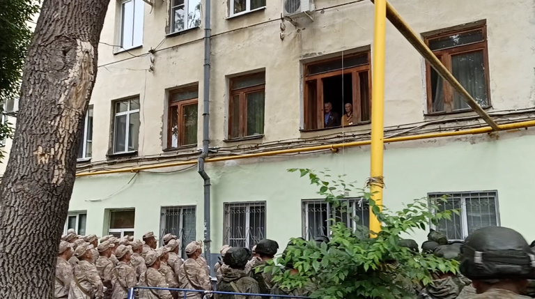 Поздравление участника Великой Отечественной войны Александра Лаврентьева у его дома в Самаре Поздравление участника Великой Отечественной войны Александра Лаврентьева у его дома в Самаре