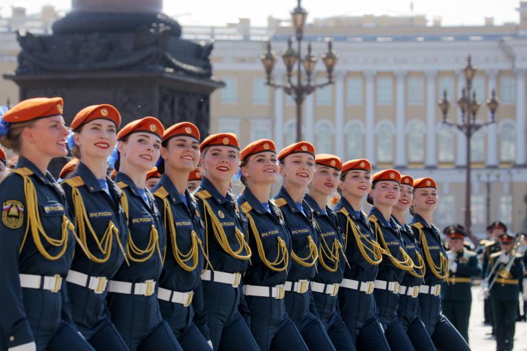 оеннослужащие парадных расчетов на военном параде в ознаменование 75-летия Победы в Великой Отечественной войне 1941-1945 годов на Дворцовой площади в Санкт-Петербурге оеннослужащие парадных расчетов на военном параде в ознаменование 75-летия Победы в Великой Отечественной войне 1941-1945 годов на Дворцовой площади в Санкт-Петербурге