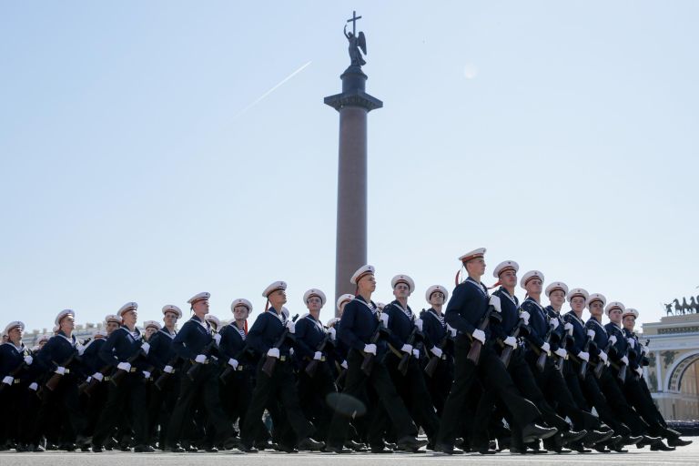 Военнослужащие парадных расчетов на военном параде в ознаменование 75-летия Победы в Великой Отечественной войне 1941-1945 годов на Дворцовой площади в Санкт-Петербурге Военнослужащие парадных расчетов на военном параде в ознаменование 75-летия Победы в Великой Отечественной войне 1941-1945 годов на Дворцовой площади в Санкт-Петербурге