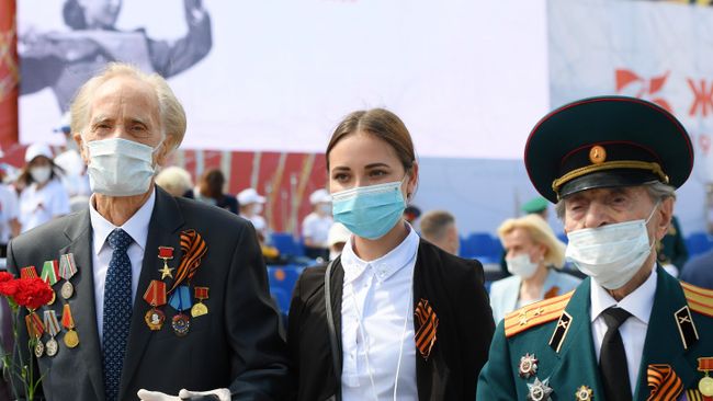 Ветераны Великой Отечественной войны и волонтер победы на военном параде в ознаменование 75-летия Победы в Великой Отечественной войне 1941-1945 годов на площади Свободы в Казани Ветераны Великой Отечественной войны и волонтер победы на военном параде в ознаменование 75-летия Победы в Великой Отечественной войне 1941-1945 годов на площади Свободы в Казани