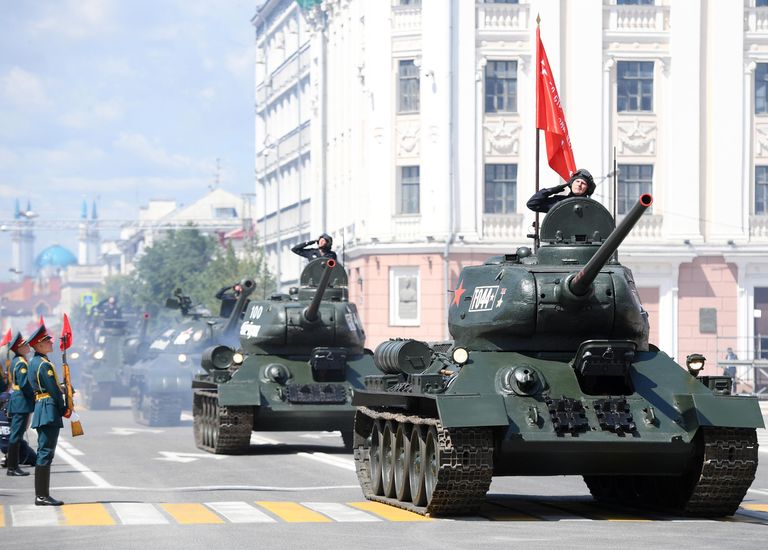 Танки Т-44 на военном параде в ознаменование 75-летия Победы в Великой Отечественной войне 1941-1945 годов на площади Свободы в Казани Танки Т-44 на военном параде в ознаменование 75-летия Победы в Великой Отечественной войне 1941-1945 годов на площади Свободы в Казани