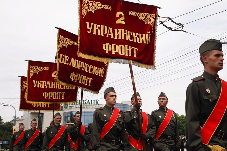 Военнослужащие парадных расчетов на военном параде в ознаменование 75-летия Победы в Великой Отечественной войне 1941-1945 годов в Новороссийске Военнослужащие парадных расчетов на военном параде в ознаменование 75-летия Победы в Великой Отечественной войне 1941-1945 годов в Новороссийске