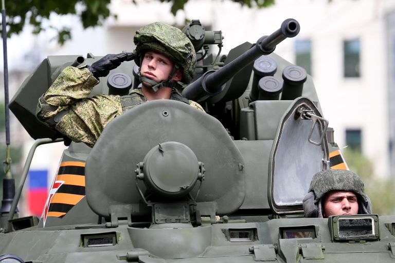 Военнослужащие парадных расчетов на военном параде в ознаменование 75-летия Победы в Великой Отечественной войне 1941-1945 годов в Новороссийске Военнослужащие парадных расчетов на военном параде в ознаменование 75-летия Победы в Великой Отечественной войне 1941-1945 годов в Новороссийске