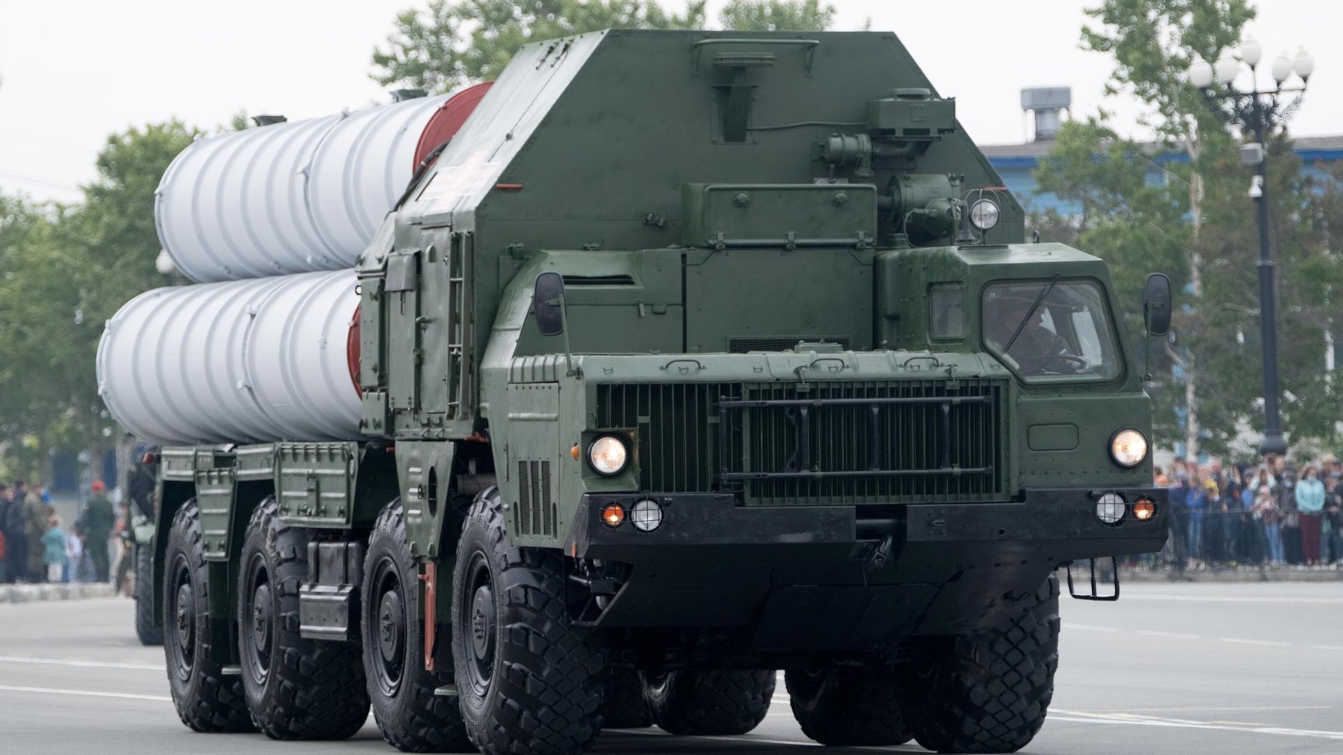 Зенитная ракетная система С-400 во время военного парада в ознаменование 75-летия Победы в Великой Отечественной войне 1941-1945 годов в Южно-Сахалинске - РИА Новости, 1920, 02.11.2020