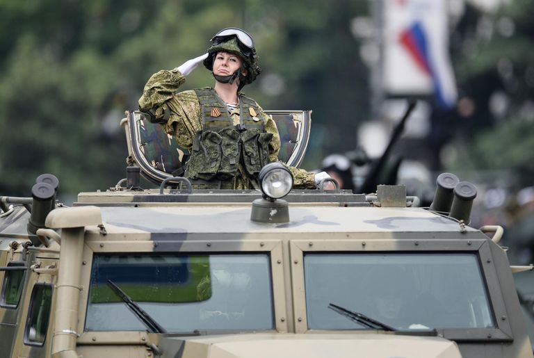 Военнослужащий во время во время военного парада в ознаменование 75-летия Победы в Великой Отечественной войне 1941-1945 годов в Севастополе Военнослужащий во время во время военного парада в ознаменование 75-летия Победы в Великой Отечественной войне 1941-1945 годов в Севастополе